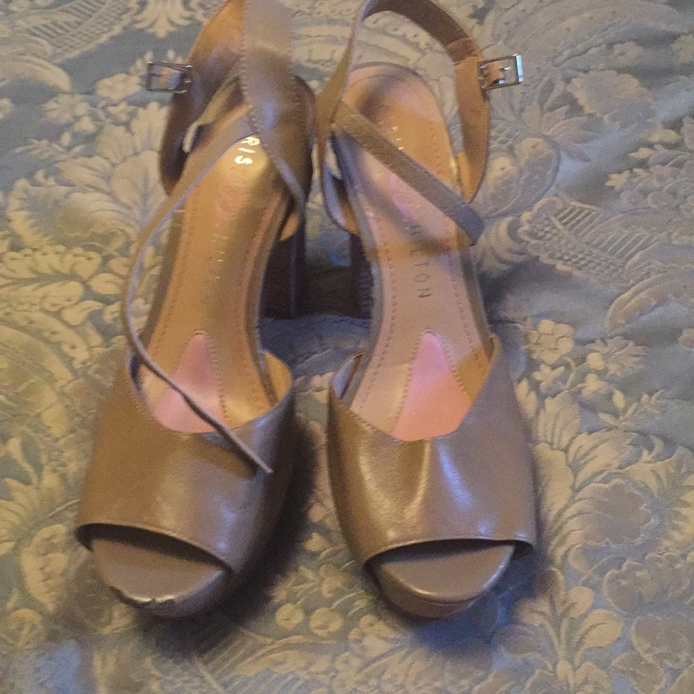 Am selling this cuties Paris Hilton heels